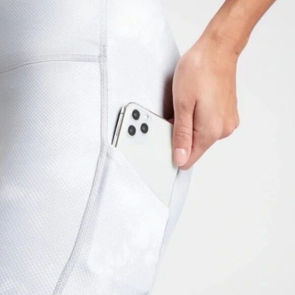 Athleta Ultimate Stash Pocket Printed Capri Leggings White/Gray Print Size Small - Picture 3 of 14